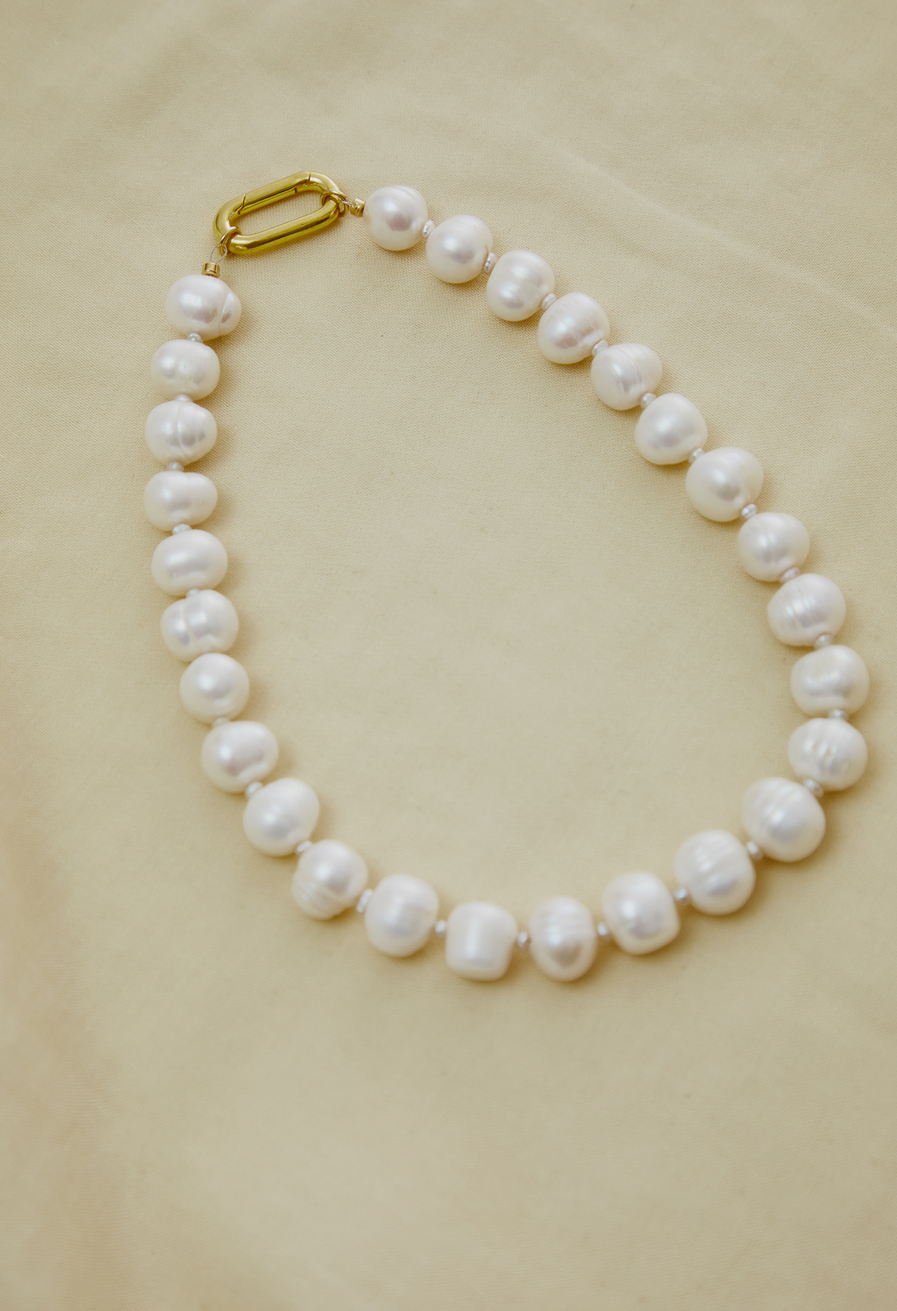 Basic pearl necklace