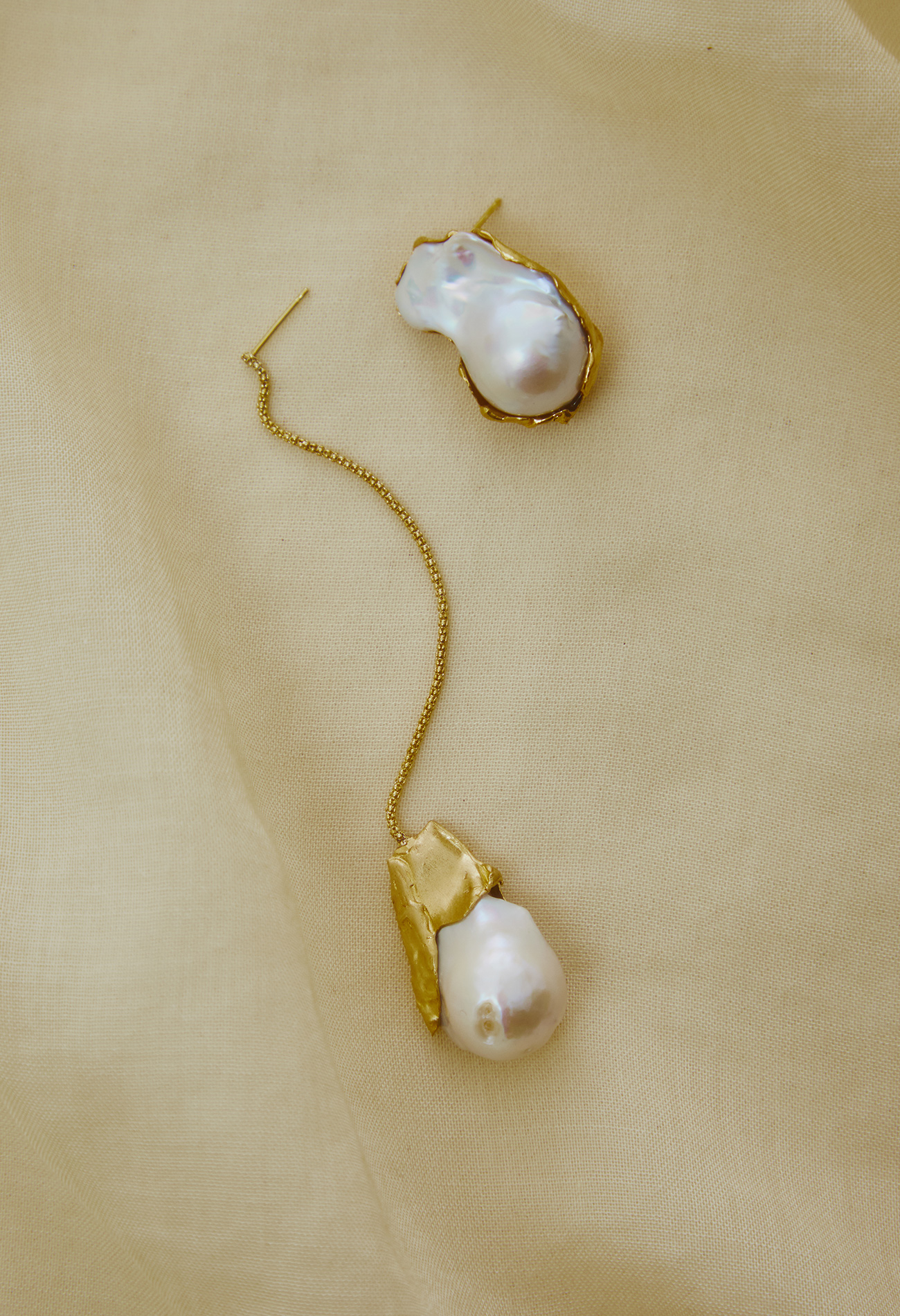 Drop baroque pearl earring