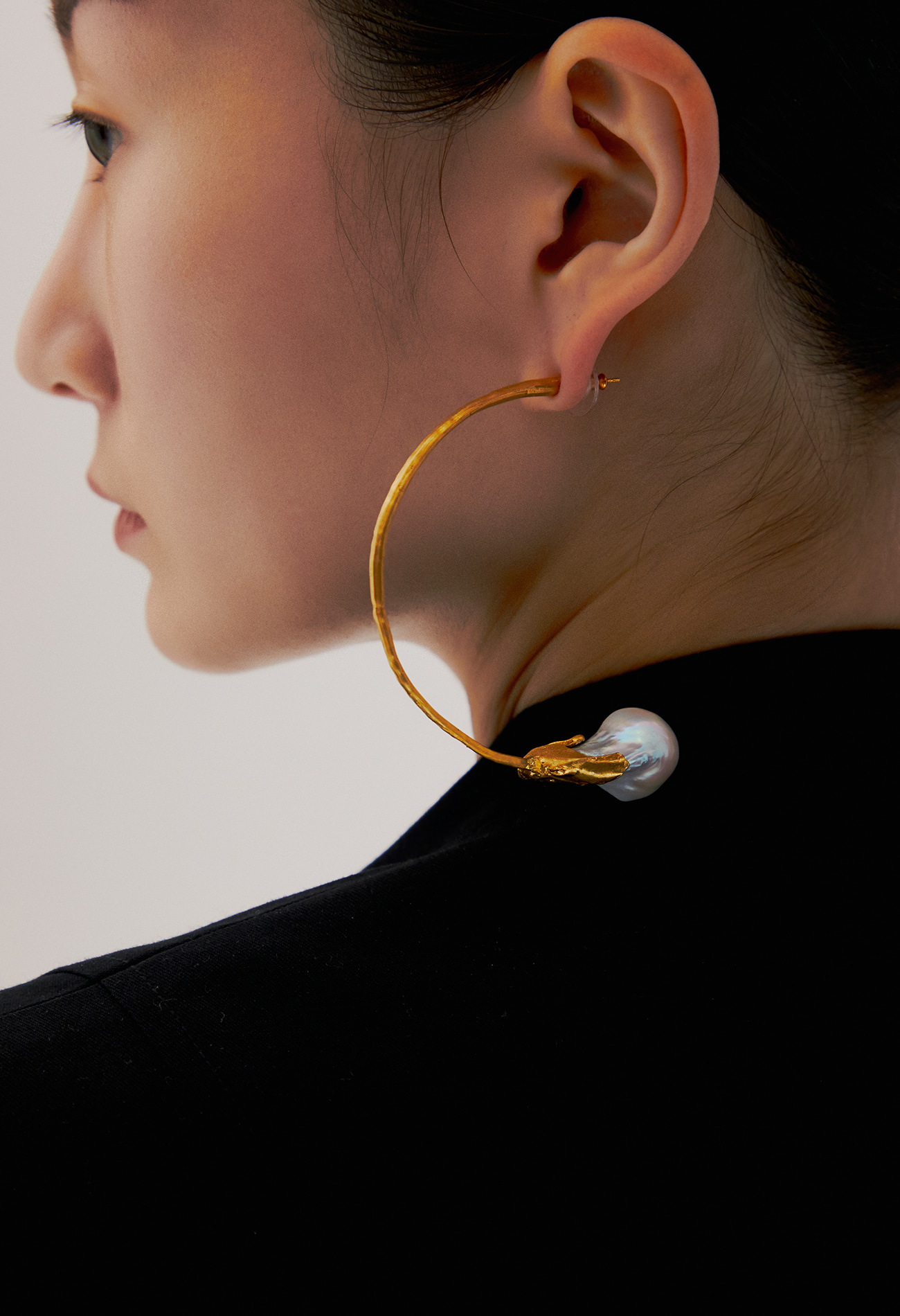 Hoop baroque pearl earring